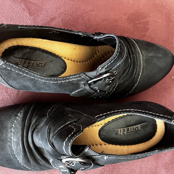 Black Suede and Leather Booties Silver Buckle Size 38 (8) - Picture 7 of 9